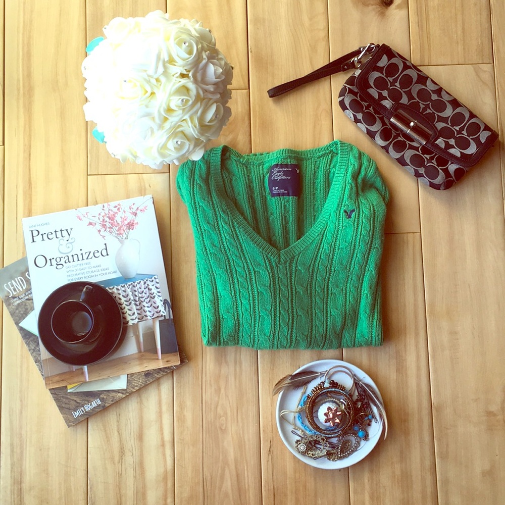🌟 American Eagle Outfitters Long-Sleeved Sweater